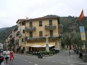 Dolceacqua mit Bar della Palma. Ferien in Ligurien an der italienischen Riviera