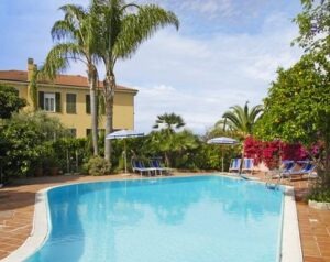 Schwimmbad mit Hotel Villa Elisa im Hintergrund