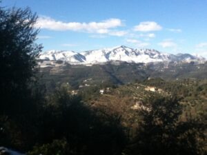 Ausblick vom Ferienhaus Casa Rochin auf den Monte Grammondo zwei Tage nach dem Schneechaos