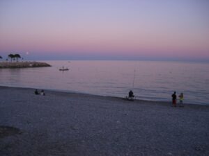 Menton ein Sommerabend. Im Urlaub an der italienischen Riviera in Ligurien.