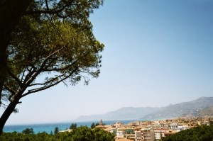 Bordighera. Vor der Altstadt Blick von oben. Urlaub an der italienischen Riviera in Ligurien
