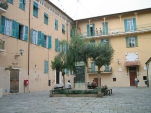 Bordighera. Altstadt mit Casa di Riposo. Urlaub an der italienischen Riviera in Ligurien