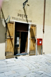 Bordighera. Centro Storico, das Postamt. Urlaub an der italienischen Riviera in Ligurien