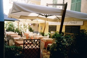 Bordighera. Restaurant im Centro Storico. Urlaub an der italienischen Riviera in Ligurien