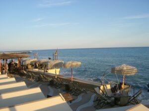 Bordighera Beachbar. Urlaub an der italienischen Riviera. Abenteuer unser Ferienhaus in Ligurien.