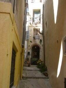 Roquebrune. Eine Gasse. Urlaub an der italienischen Riviera in Ligurien.