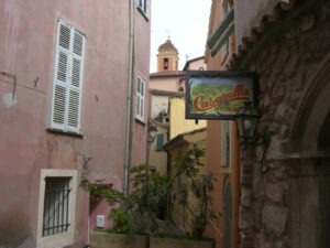 Roquebrune.Blick zur Kirche 12. Jhdt. Urlaub an der italienischen Riviera in Ligurien.