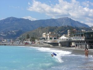 Bordighera Strandleben. Ferien an der Riviera di Ponente in Ligurien.