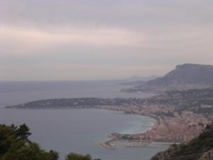 Der westliche Teil der italienischen Riviera, die Riviera di Ponente erstreckt sich bis zur Côte d' Azur