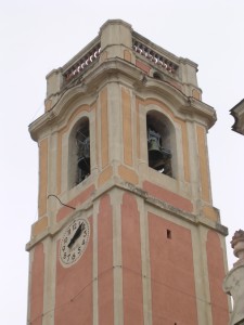 Der Glockenturm von Perinaldo im Hinterland der italienischen Riviera