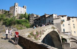 die antike Steinbruecke von Dolceacqua in Ligurien