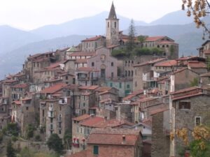 Apricale. Dorf im Hinterland der italienischen Riviera. Urlaub im Ferienhaus in Ligurien