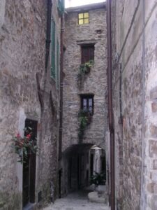 Apricale. Dorf im Hinterland der italienischen Riviera. Gasse in der Altstadt