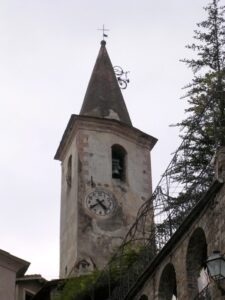 Apricale. Kirchturm mit Fahrrad. Urlaub im Hinterland der italienischen Riviera in Ligurien