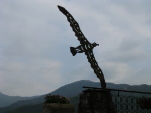 Apricale. Dorf im Hinterland der italienischen Riviera. Metallskulptur