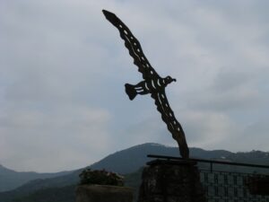 Apricale. Dorf im Hinterland der italienischen Riviera. Metallsculptur