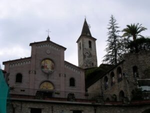 Apricale. Hinterland der italienischen Riviera.Neoromanische kirche mit Castello und Kirchturm