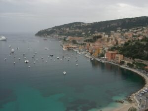 Blick auf Villfranche vom Strand in Beaulieu sur Mer