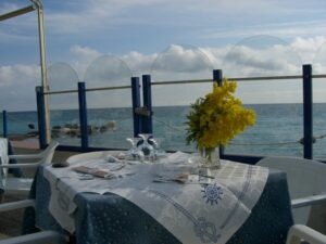 Bordighera. Restaurant direkt am Meer. Urlaub im Ferienhaus an der italienischen Riviera in Ligurien