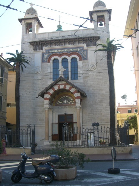 Bordighera. Das Oratorium St. Bartholomäus mit den Palmen. Urlaub an der italienischen Riviera im Ferienhaus in Ligurien