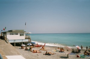 Bordighera am Strand. Urlaub an der italienischen Riviera im Ferienhaus in Dolceacqua.