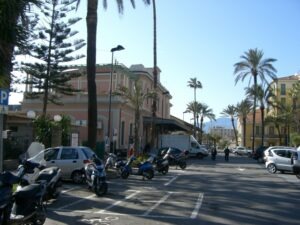 Bordighera am Bahnhof. Urlaub an der italienischen Riviera im Ferienhaus Casa rochin bei Dolceacqua in Ligurien