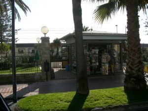 Bordighera am Bahnhof. Urlaub an der italienischen Riviera bei Dolceacqua in Ligurien