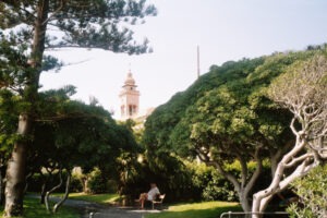 Bordighera an der italienischen Riviera in Ligurien. Park an der Strandpromenade