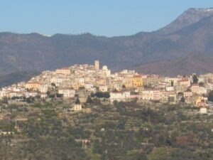 Perinaldo. Spazierweg in der Umgebung von Casa Rochin bei Dolceacqua