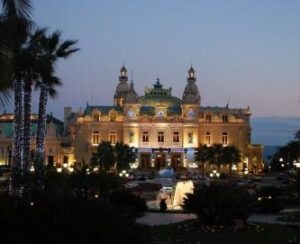 Das berühmte Casino von Monte Carlo. Urlaub an der italienischen Riviera in Ligurien