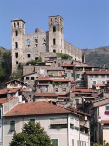 Die Altstadt von Dolceacqua an der Blumenriviera mit Doria Burg. Ferien in Ligurien