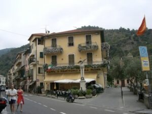 Dolceacqua an der Blumenriviera in LigurienBar und Trattoria Cafè della Palma.