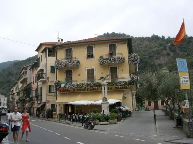 Dolceacqua mit Café della Palma. Ferien in Ligurien an der italienischen Riviera