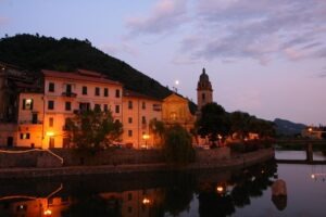 Dolceacqua am Abend. Blick von der Piazza, Urlaub an der italienischen Riviera in Ligurien im Ferienhaus in Ligurien