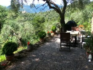 Dolceacqua. Ferienhaus in Ligurien an der italienischen Riviera. Blick auf San Gregorio