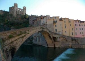 Dolceacqua an der Blumenriviera in Ligurien