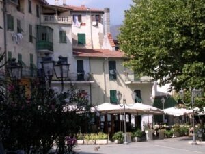 Dolceacqua. Die Piazza. Urlaub an der italienischen Riviera in Ligurien