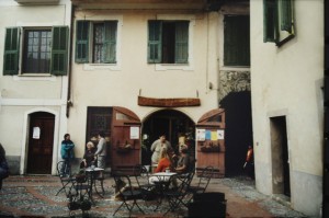 Dolceacqua. Piazza vor der Kirche. Rossese und Olivenöl Verkauf. Urlaub an der italienischen Riviera im Ferienhaus in Ligurien Ligurien