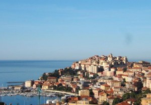 Imperia Hafen mit Porto Maurizio. Urlaub in Ligurien an der italienischen Riviera