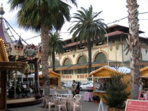 Menton. Markthalle gegenüber vom Museum Jean Cocteau. Im Urlaub an der italienischen Riviera in Ligurien