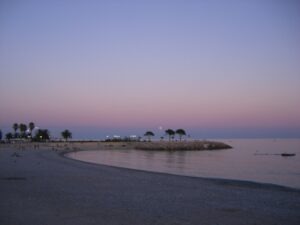 Menton. Abends am Strand. Urlaub an der italienischen Riviera.