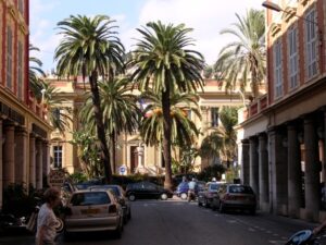 Menton, Hotel de Ville. Urlaub im Ferienhaus bei Dolceacqua an der italienischen Riviera in Ligurien