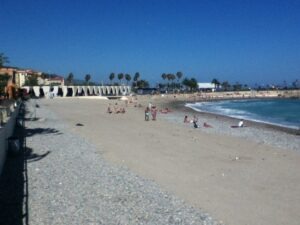 Menton, Jean Cocteau Museum gesehen vom Stadtstrand. Ferien in Ligurien an der italienische Riviera