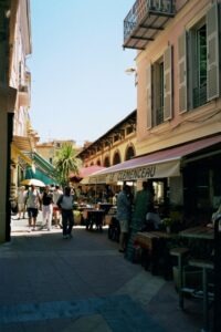 Menton. Hinter der Markthalle. Urlaub an der italienischen Riviera in Ligurien