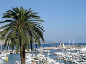 Menton. Der Yachthafen. Urlaub an der italienischen Riviera im Ferienhaus bei Dolceacqua in Ligurien
