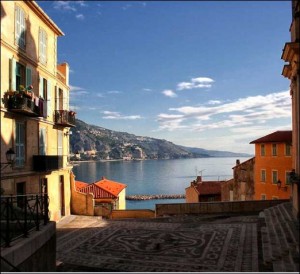 Menton. Blick von der Altstadt aufs Meer. Urlaub an der italienischen Riviera im Ferienhaus in Ligurien