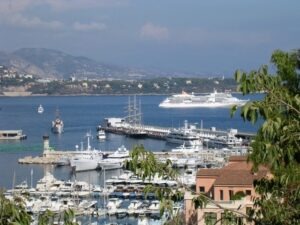 Monte Carlo Blick auf den Yachthafen. Im Urlaub an der italienischen Riviera in Ligurien im Ferienhaus Casa Rochin