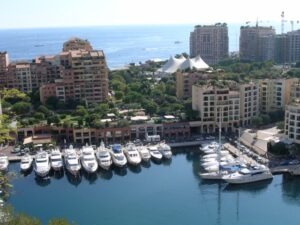 Monte Carlo Hafen in Fontvieille mit Zirkuszelt im Hintergrund. Urlaub im Ferienhaus in Ligurien an der italienischen Riviera