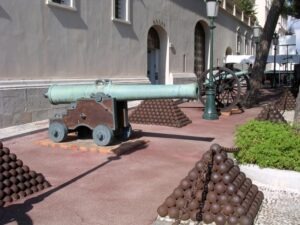 Monte Carlo Kanonen vorm Schloss. Urlaub an der italienischen Riviera in Ligurien