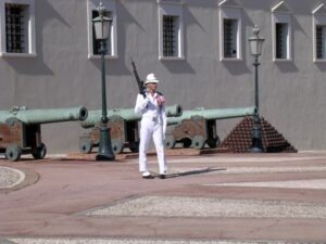 Monte Carlo. Wachtposten beim Schloss. Urlaub im Ferienhaus in Ligurien an der italienischen Riviera